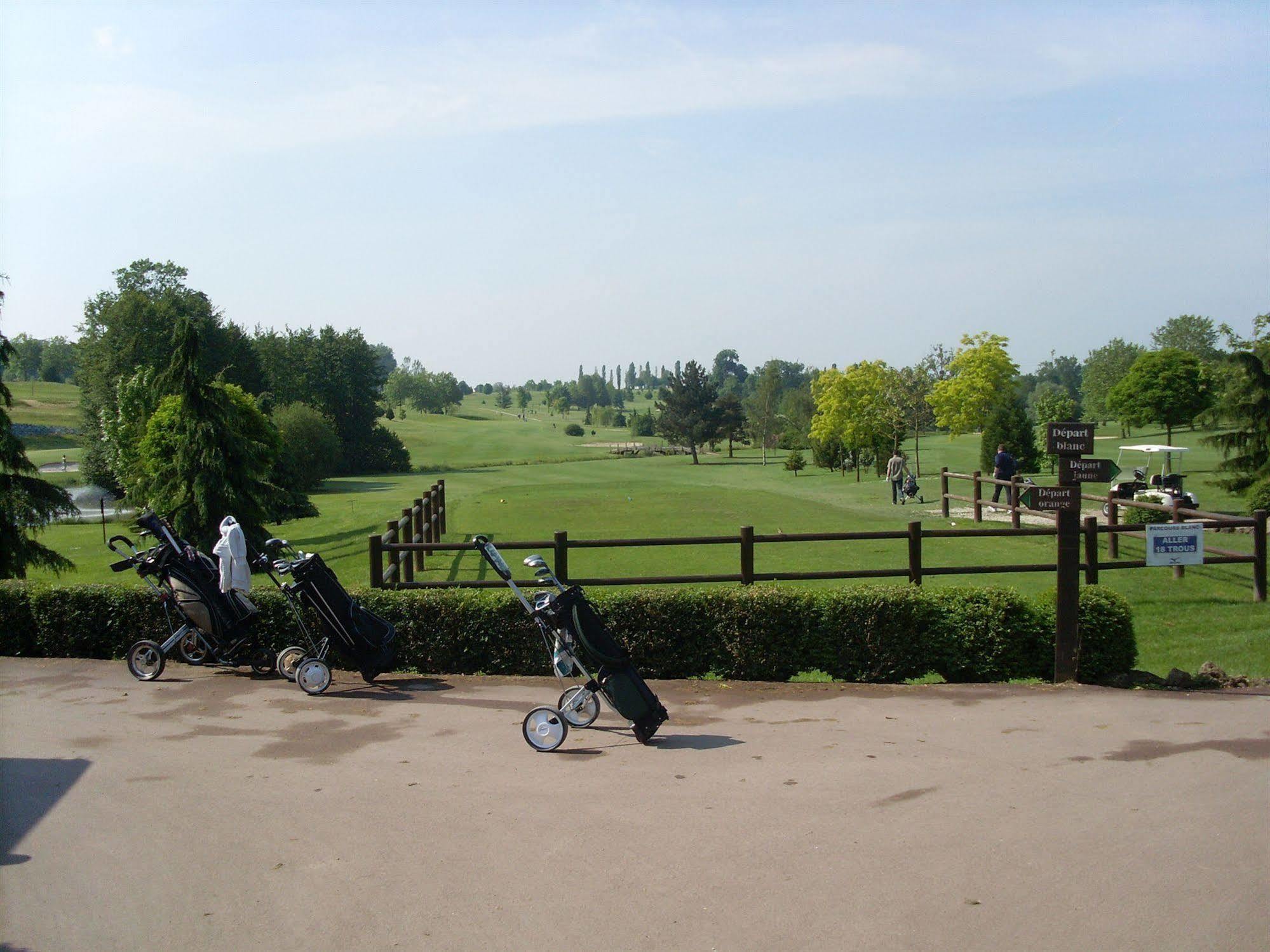Hotel Abbaye Du Golf De Lesigny Exterior foto
